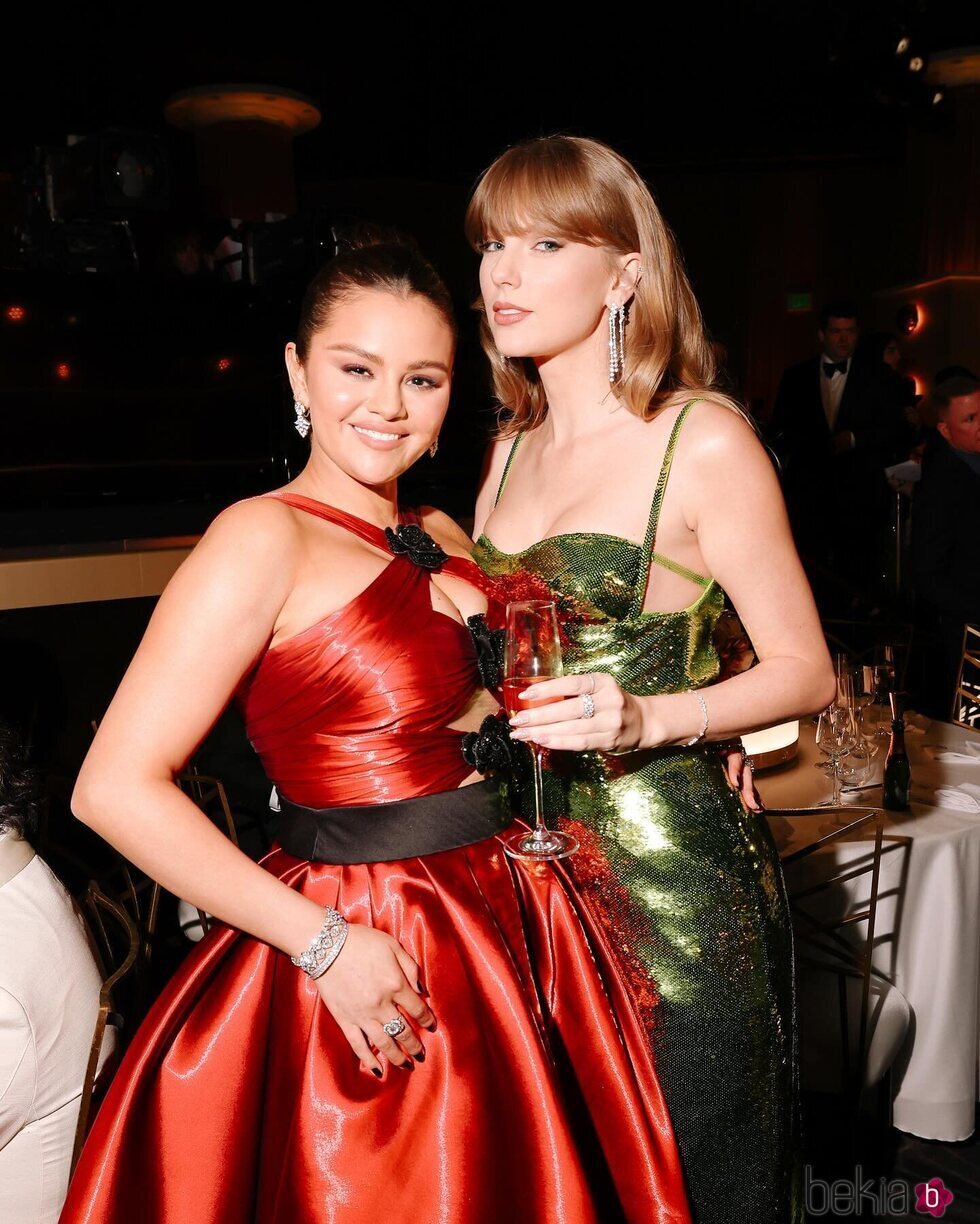 Selena Gomez y Taylor Swift en la gala de los Globos de Oro 2024