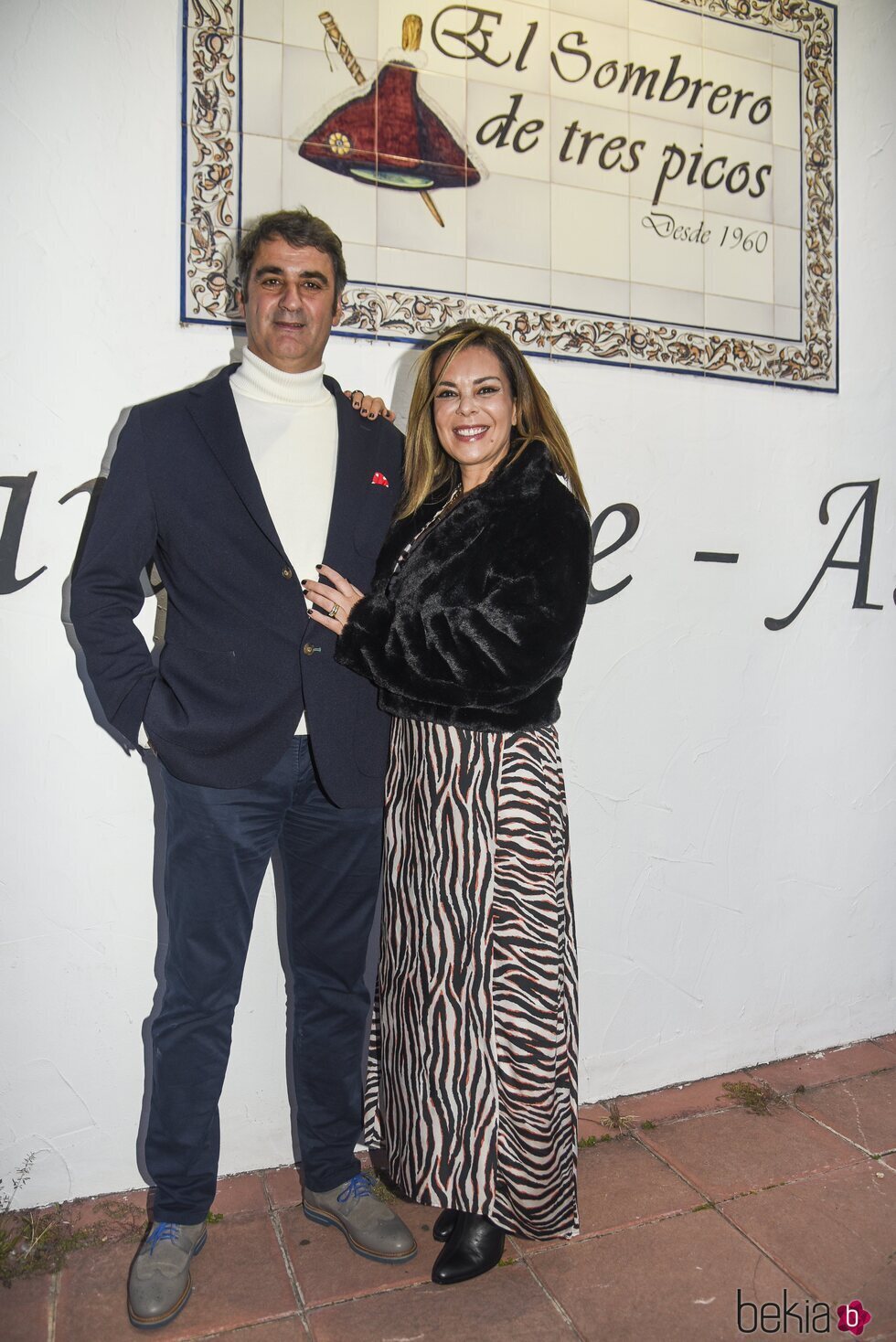Posado de Jesulín y María José Campanario en la celebración del 50 cumpleaños del torero