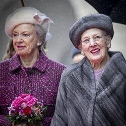 Margarita de Dinamarca y su hermana Benedicta en el primer acto de Federico X de Dinamarca como Rey
