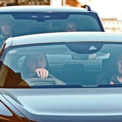 El Príncipe Guillermo, con gesto preocupado acudiendo al hospital a ver a Kate Middleton