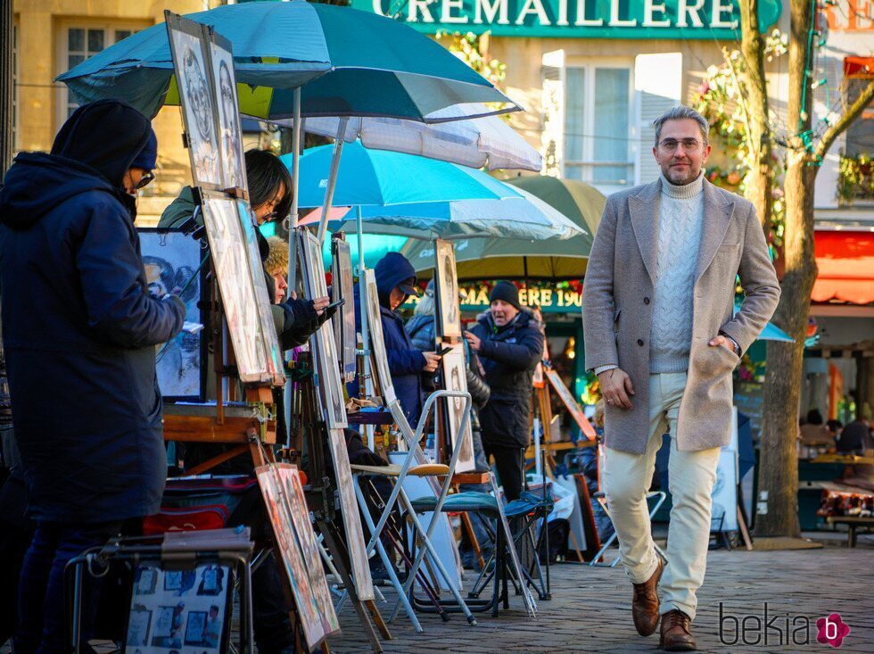 Máximo Huerta con los pintores de Montmartre en París