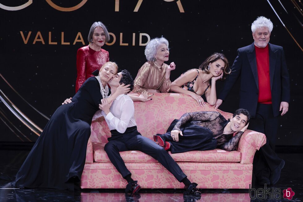 Las actrices de 'Todo sobre mi madre', Almodóvar y los Javis, en los Goya 2024