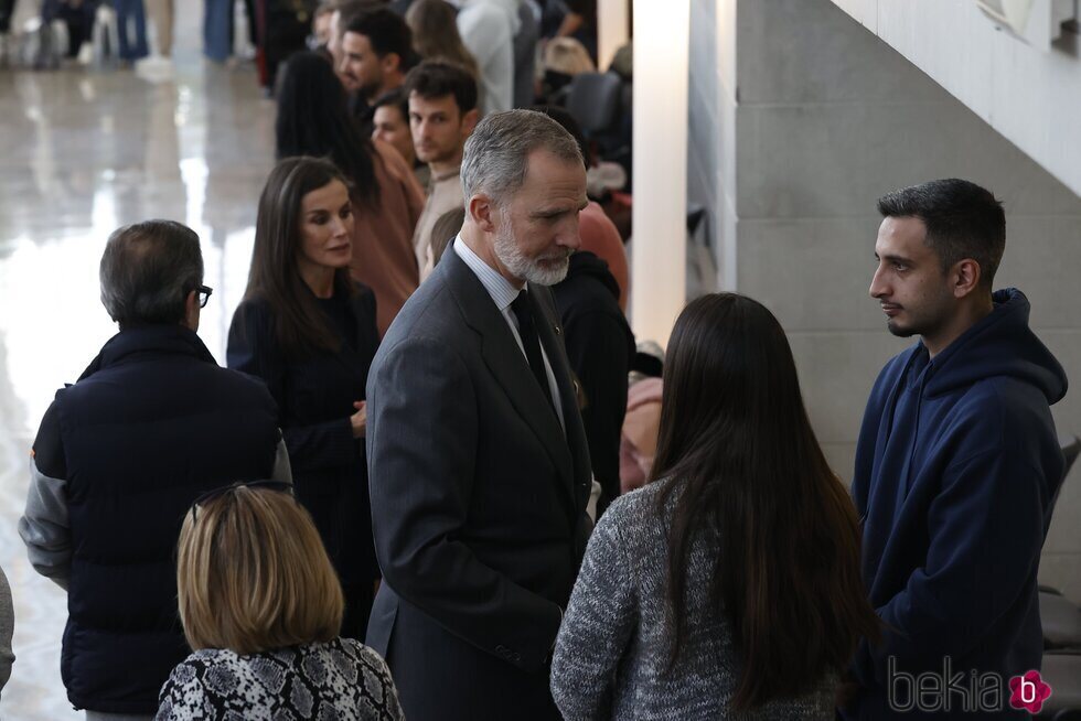 Los Reyes Felipe y Letizia con las víctimas del incendio de Valencia