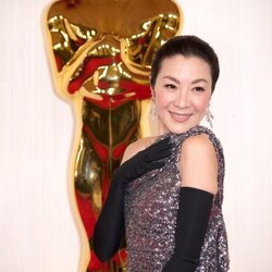 Michelle Yeoh en la alfombra roja de los premios Oscar 2024