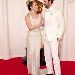 Emily Blunt y John Krasinski en la alfombra roja de los premios Oscar 2024
