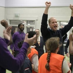 El Príncipe Guillermo se divierte en su visita a un centro juvenil