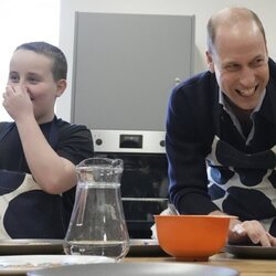 El Príncipe Guillermo, muy sonriente decorando unas galletas en un centro juvenil en Hammersmith y Fulham