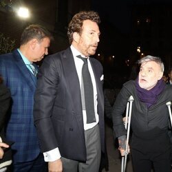 Raúl Prieto y Joaquín Torres charlan en el funeral de la madre del arquitecto