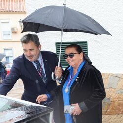 María del Monte sale de visitar la Hermandad del Cautivo