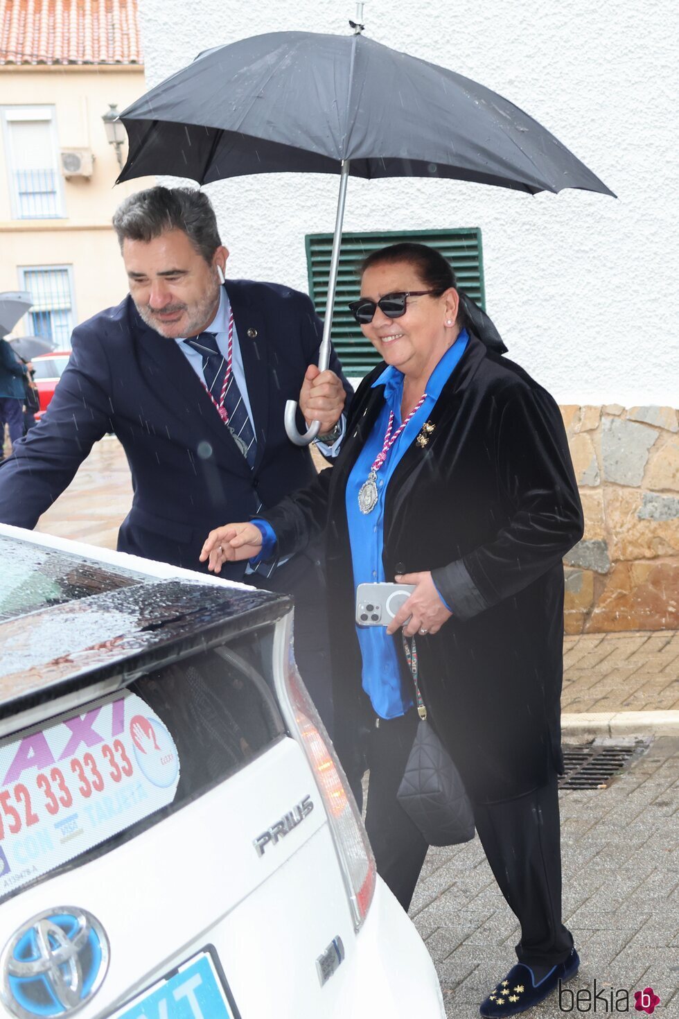María del Monte sale de visitar la Hermandad del Cautivo