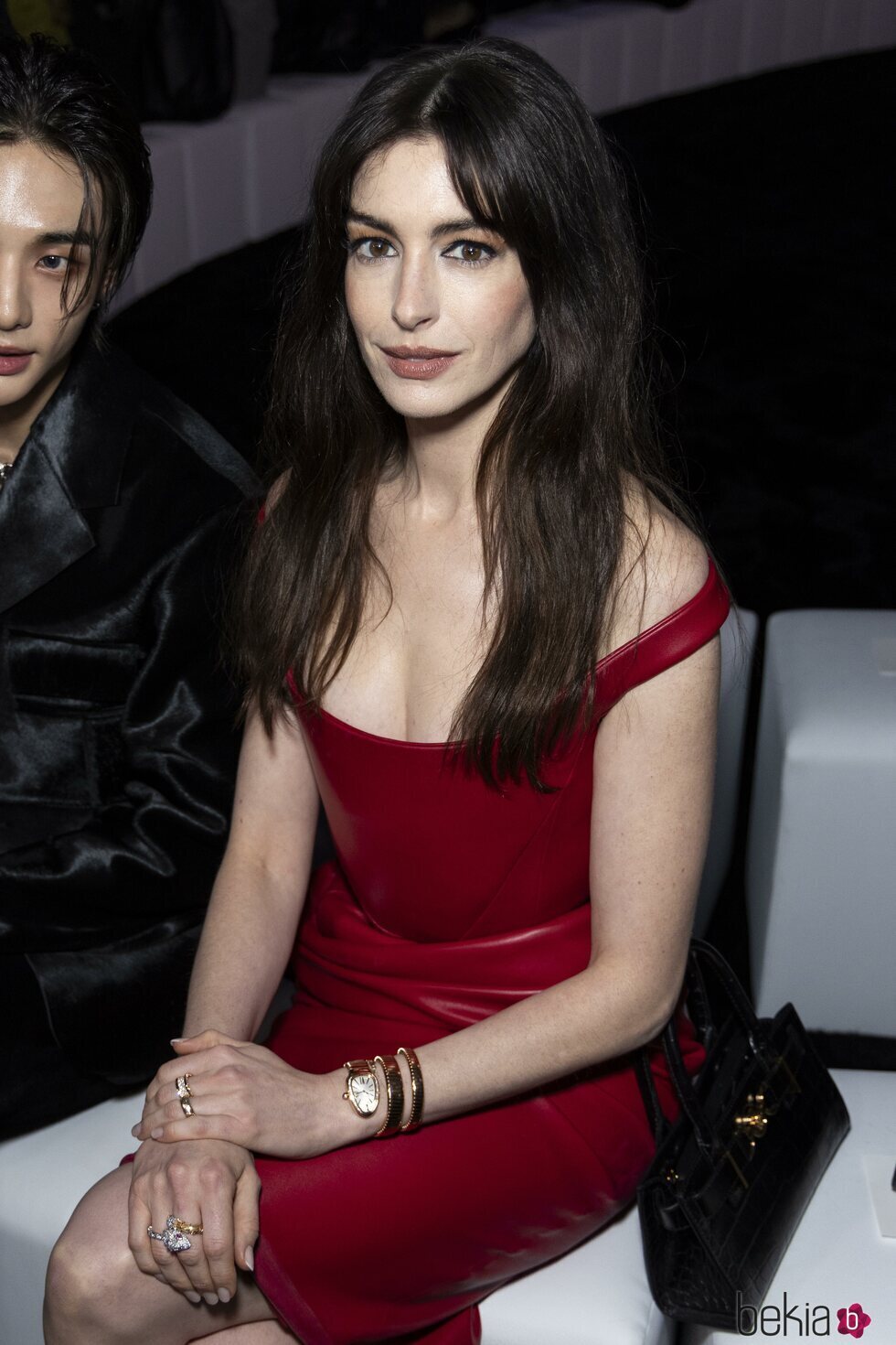 Anne Hathaway en el desfile de Versace durante la Milan Fashion Week 2024