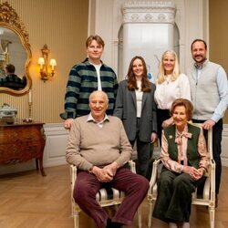 Harald y Sonia de Noruega, Haakon y Mette-Marit de Noruega y sus hijos en un posado por Pascua