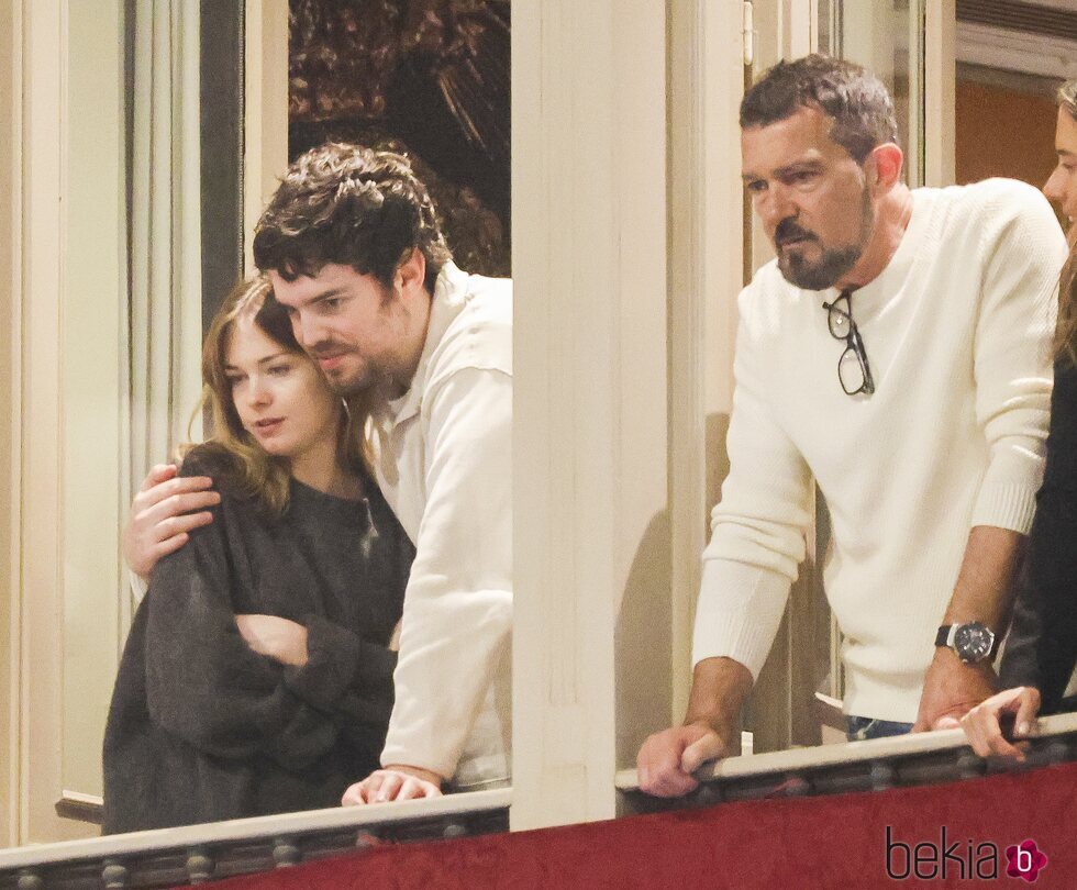 Stella Banderas, Alex Gruszynski y Antonio Banderas en la Semana Santa de Málaga 2024