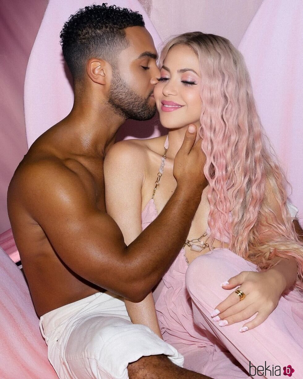 Shakira y Lucien Laviscount, cómplices en el videoclip de 'Puntería'