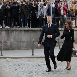 Los Reyes son fotografiados llegando al funeral de Fernando Gómez-Acebo