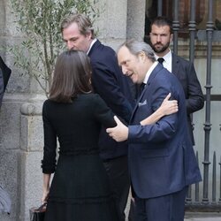 La Reina Letizia y Juan Gómez-Acebo se saludan en la misa funeral de Fernando Gómez-Acebo 