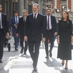 Los Reyes Felipe y Letizia y Camilo Villarino en la misa funeral de Fernando Gómez-Acebo