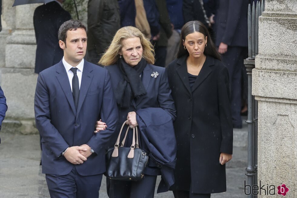 La Infanta Elena, Froilán y Victoria Federica en la misa funeral por Fernando Gómez-Acebo