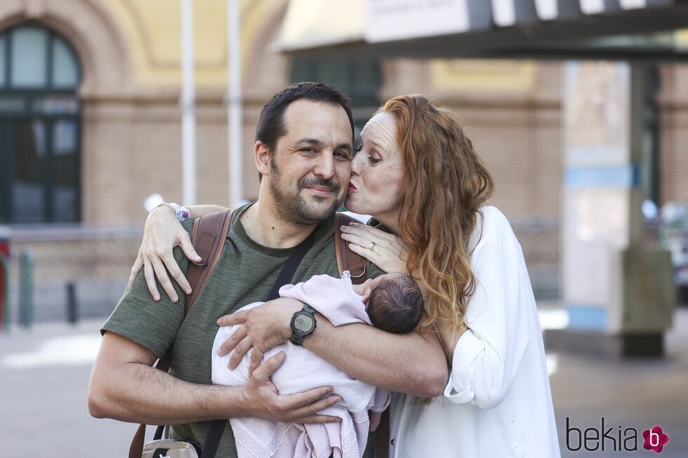 María Castro, muy cariñosa con su marido tras ser padres por tercera vez