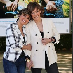 Sonsoles y Cristina Ónega en una exposición de fotografía de Aldeas Infantiles