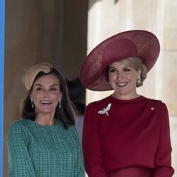 La Reina Letizia y Máxima de Holanda sonriendo en la bienvenida a los Reyes Felipe y Letizia por su Visita de Estado a Países Bajos