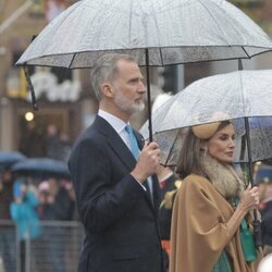 Los Reyes Felipe y Letizia en la ofrenda floral en Amsterdam en su Visita de Estado a Países Bajos