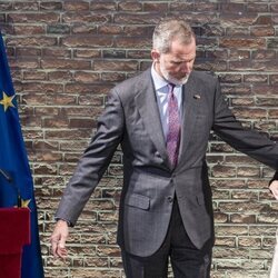 El Rey Felipe da instrucciones a la Reina Letizia en la recepción a la colectividad española en su Visita de Estado a Países Bajos