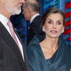 Primer plano de la Reina Letizia en su visita al Museo Straat de Ámsterdam