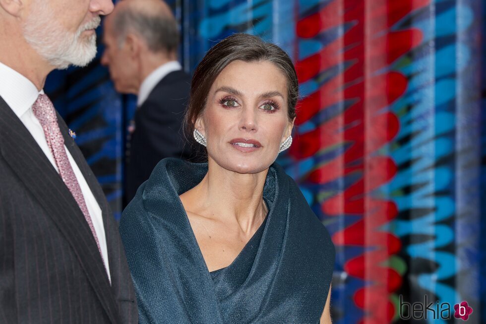 Primer plano de la Reina Letizia en su visita al Museo Straat de Ámsterdam