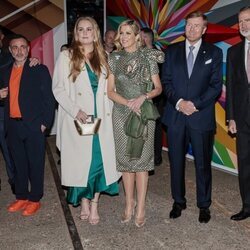 Los Reyes Felipe y Letizia y los Reyes Guillermo y Máxima de Holanda junto a la Princesa Amalia en el Museo Straat 