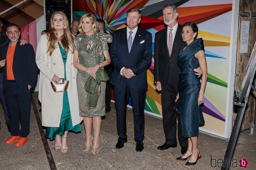 Los Reyes Felipe y Letizia y los Reyes Guillermo y Máxima de Holanda junto a la Princesa Amalia en el Museo Straat 