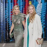 La Reina Máxima junto a su hija, la Princesa Amalia, visitando el Museo Straat de Ámsterdam