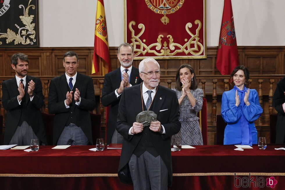 Luis Mateo Díez, aplaudido por los Reyes Felipe y Letizia en la entrega del Premio Cervantes 2023