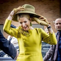 Máxima de Holanda sujeta su sombrero ante una repentina racha de viento