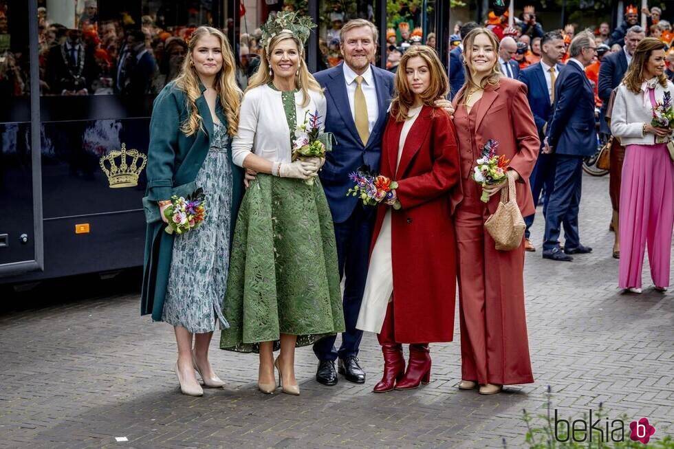 Guillermo Alejandro y Máxima de Holanda y sus hijas Amalia, Alexia y Ariane en el Día del Rey 2024