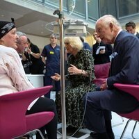 Carlos III hablando con una enferma de cáncer en el Centro Oncológico Macmillan 