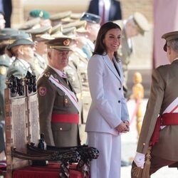 La Reina Letizia recibe al Rey Felipe VI tras jurar bandera en su 40 aniversario
