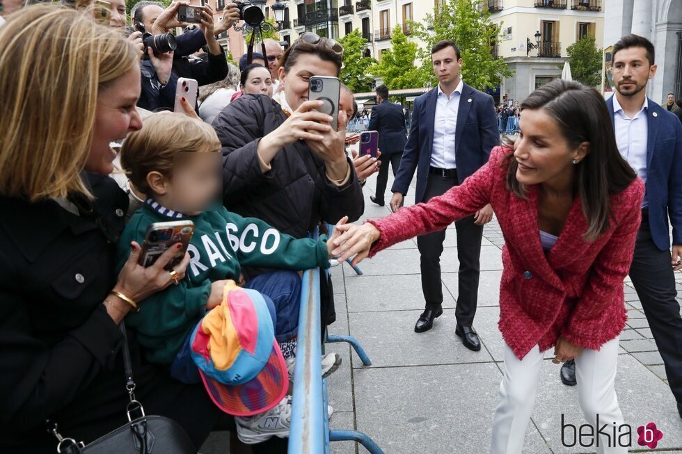 La Reina Letizia saluda muy tierna a un niño a la salida del Teatro Real