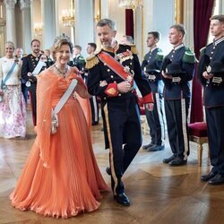 Sonia de Noruega con la Tiara de Esmeraldas y Federico de Dinamarca en la cena de gala por la Visita de Estado de los Reyes de Dinamarca a Noruega