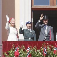 Ingrid Alexandra de Noruega con uniforme militar y Haakon y Mette-Marit de Noruega en el Día Nacional de Noruega 2024