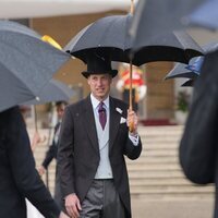 El Príncipe Guillermo con paraguas en una garden party en Buckingham Palace