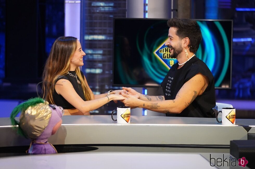 Camilo y Evaluna divirtiéndose en 'El Hormiguero'