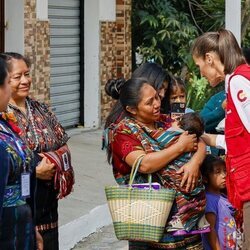 La Reina Letizia con una madre con su bebé en su Viaje de Cooperación a Guatemala