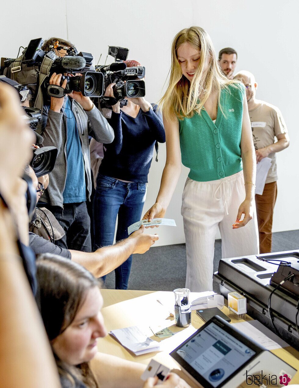 Eléonore de Bélgica coge su documento de identidad tras haber votado por primera vez