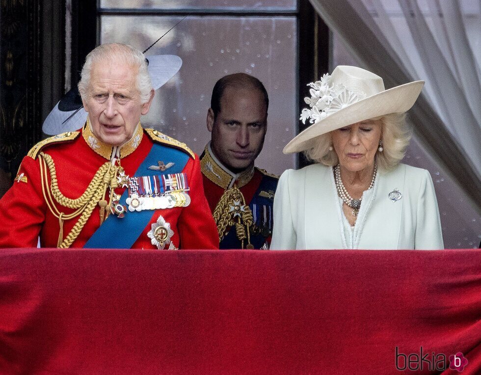 El Rey Carlos III, la Reina Camilla y el Príncipe Guillermo en el balcón de Buckingham Palace durante el Trooping The Colour 2024