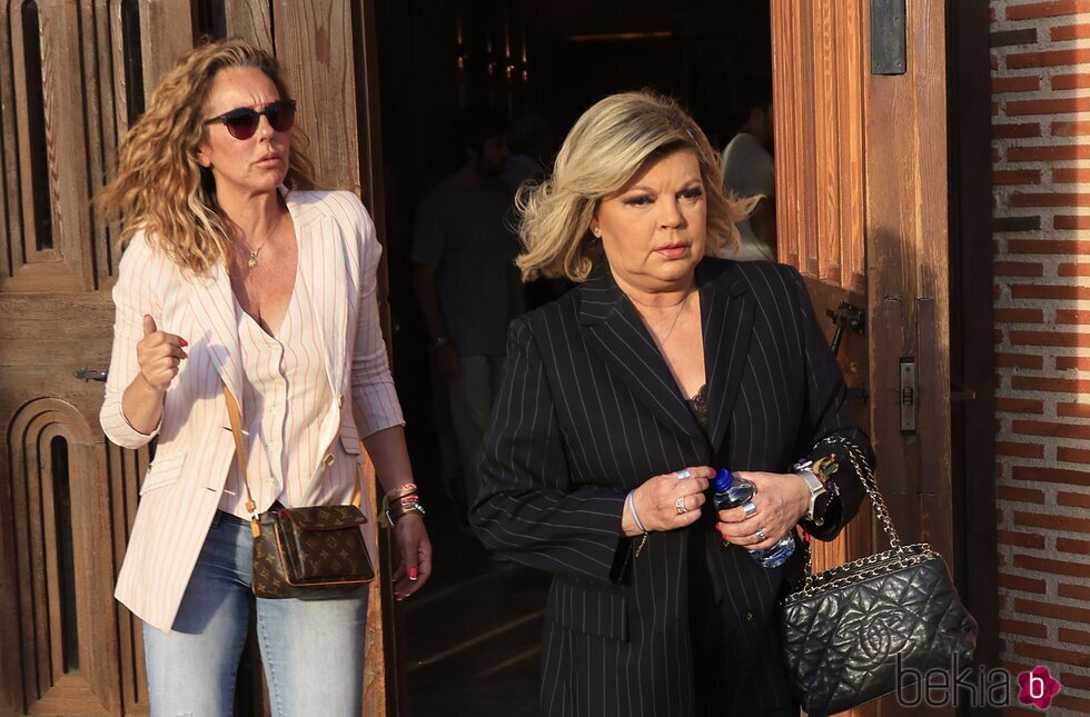 Terelu Campos y Rocío Carrasco en la misa en honor a María Teresa Campos por su cumpleaños