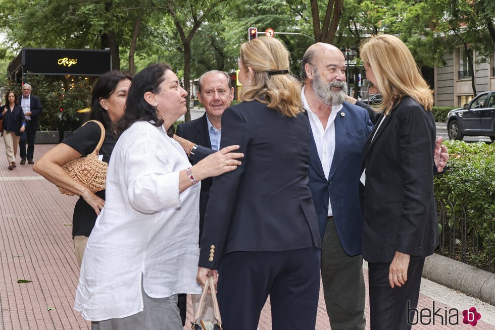 Las Infantas Elena y Cristina y Antonio Resines y Ana Pérez-Lorente en el funeral de la hermana de Lorenzo Caprile