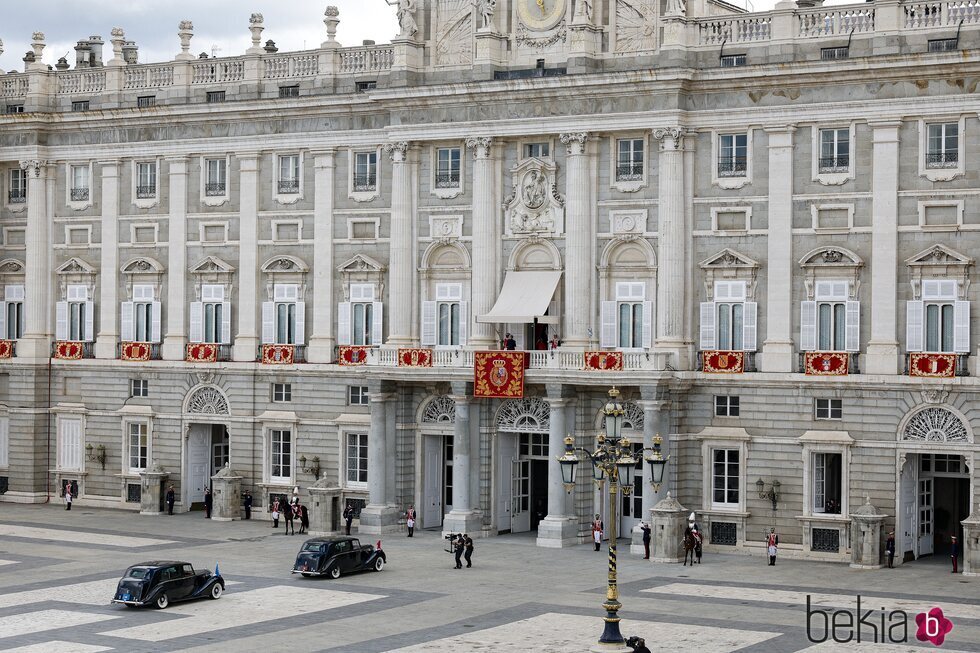 La Familia Real entrando en el Palacio Real en los Rolls para el décimo aniversario de reinado de Felipe VI