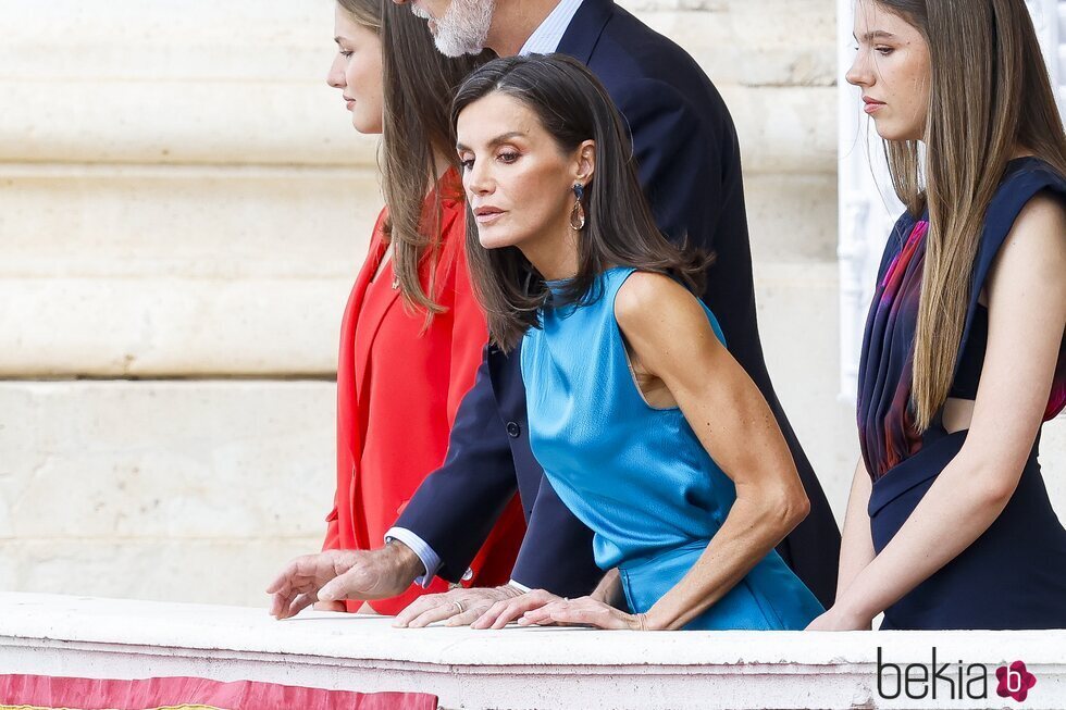 La Reina Letizia asomada al balcón en el Palacio Real en la celebración del décimo aniversario del reinado de Felipe VI