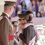 La Princesa Leonor y la Infanta Sofía se abrazan en su nombramiento como Dama Alférez Cadete del Ejército de Tierra